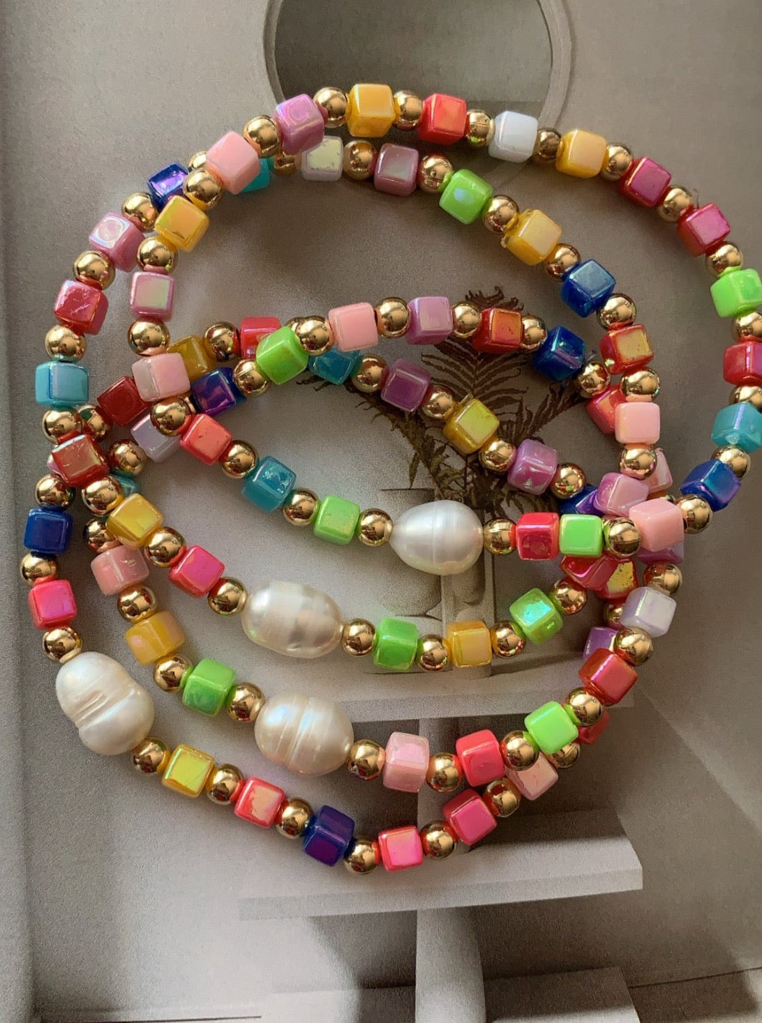 Bracelet cubes et perles colorés