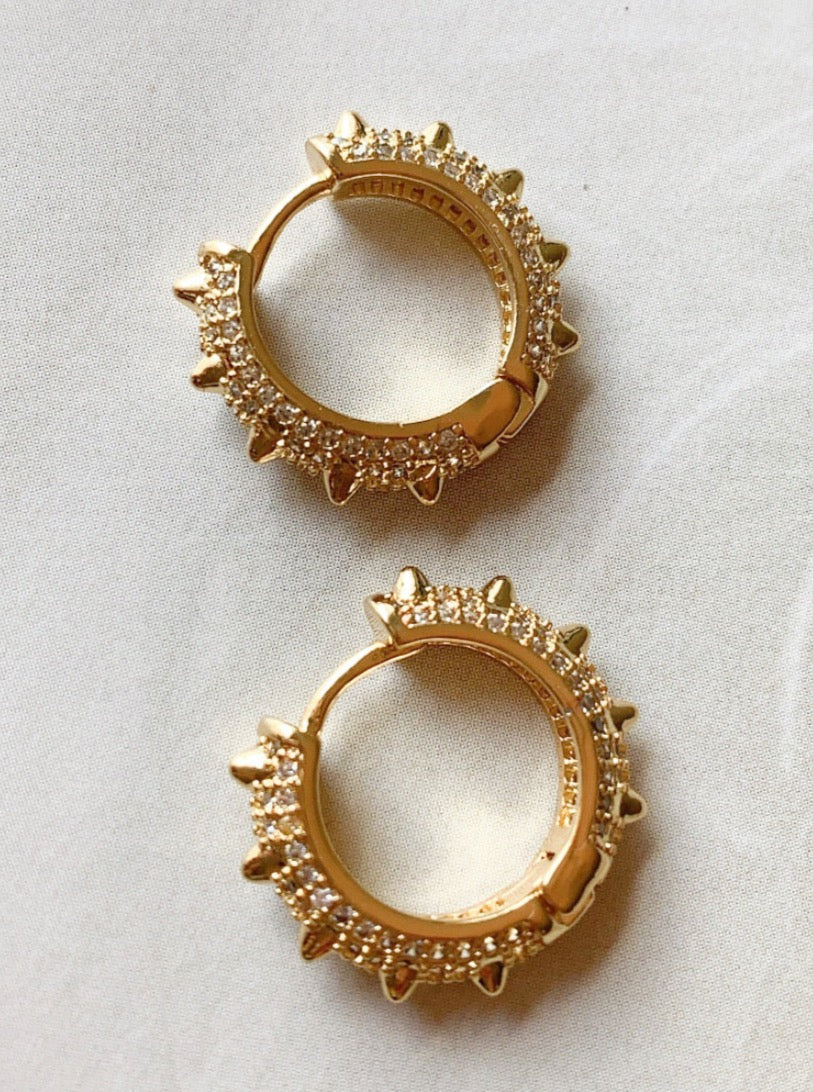 Toothed gold hoops earrings