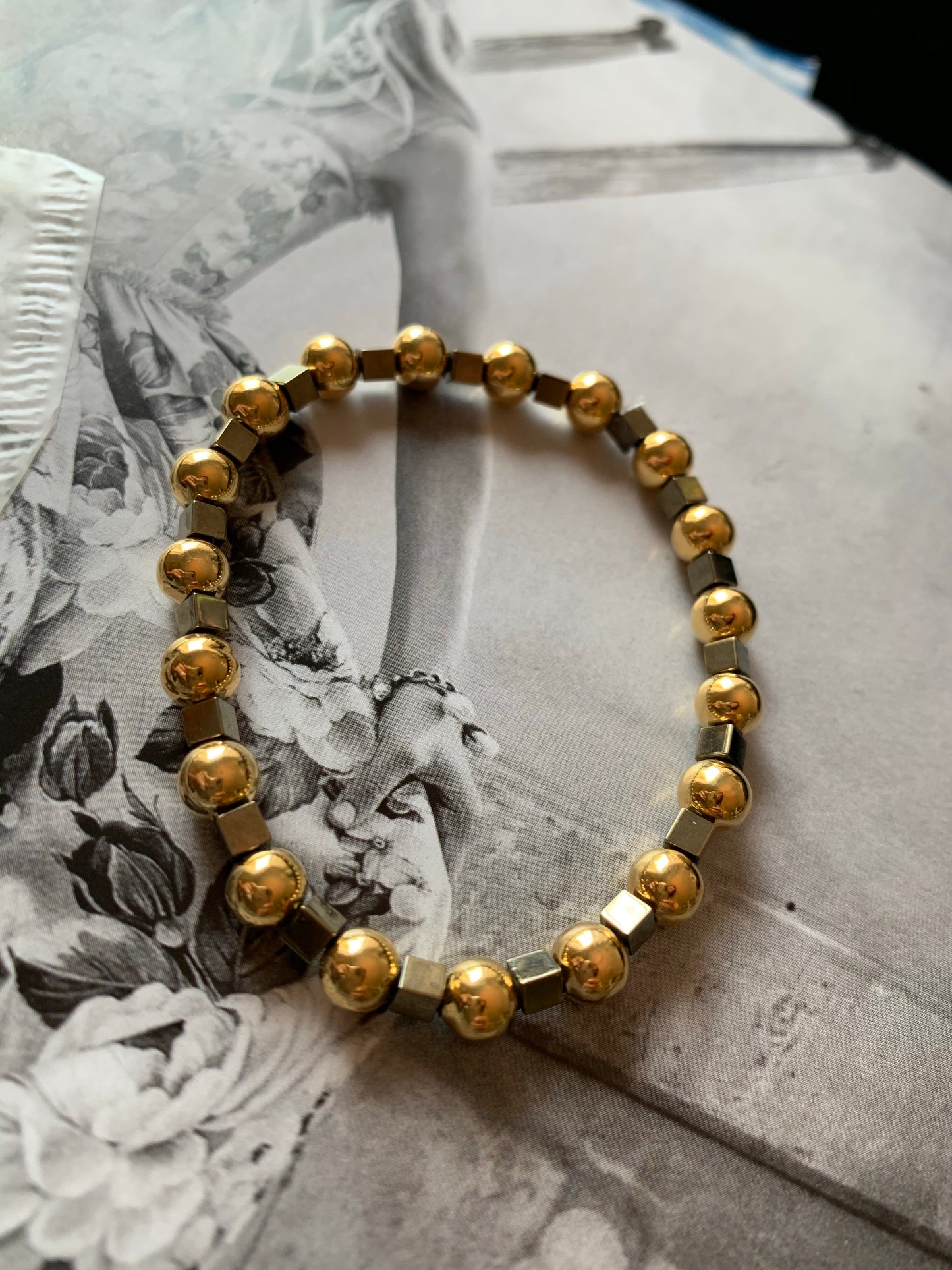 Bracelets en perles d'or mélangées