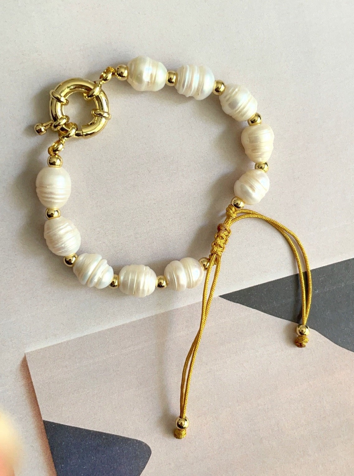 Pearls and gold clasp adjustable necklace