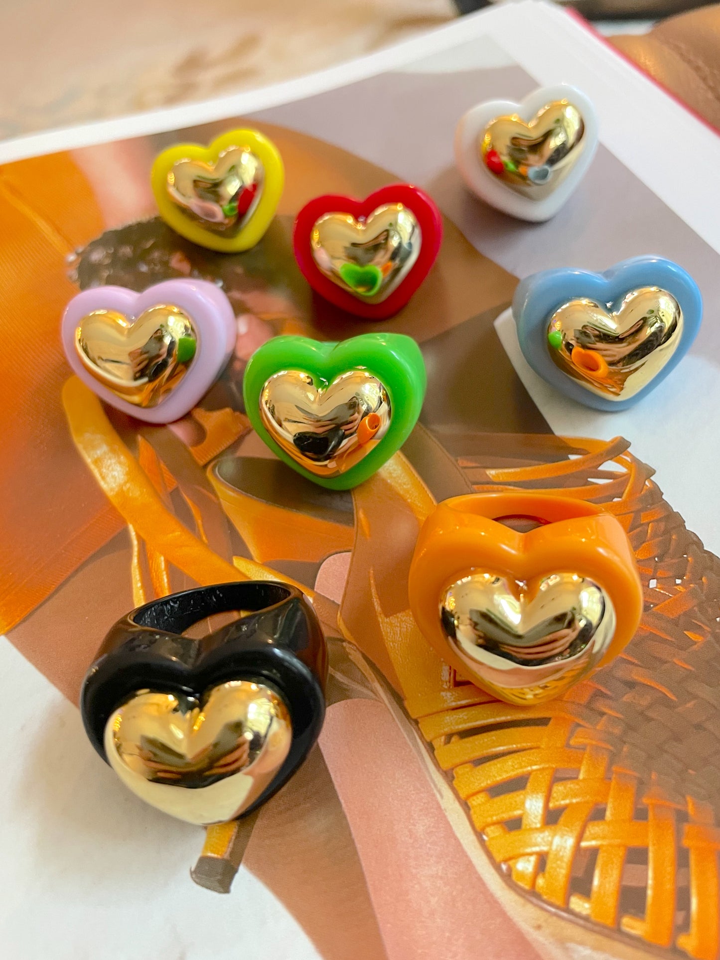 Forme de coeur en acrylique avec anneau coeur en or