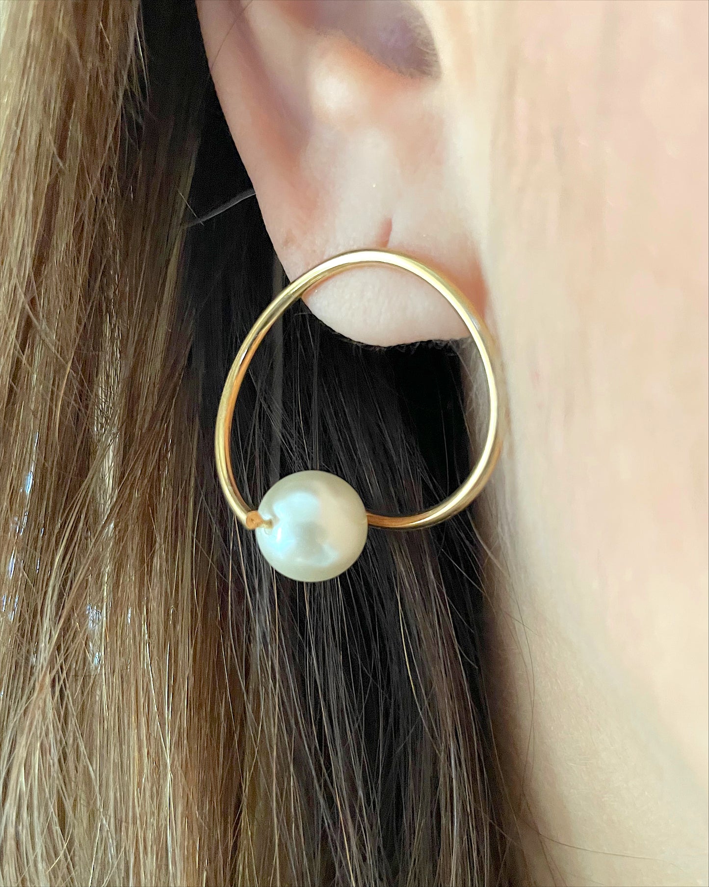 Hugged pearl earrings