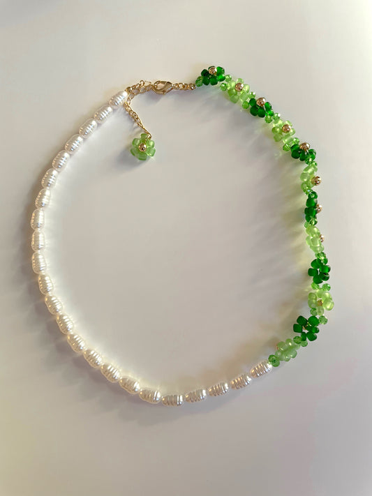 Collier fleurs vertes et perles