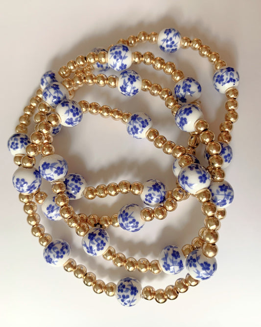 Bracelet perlé en or floral bleu
